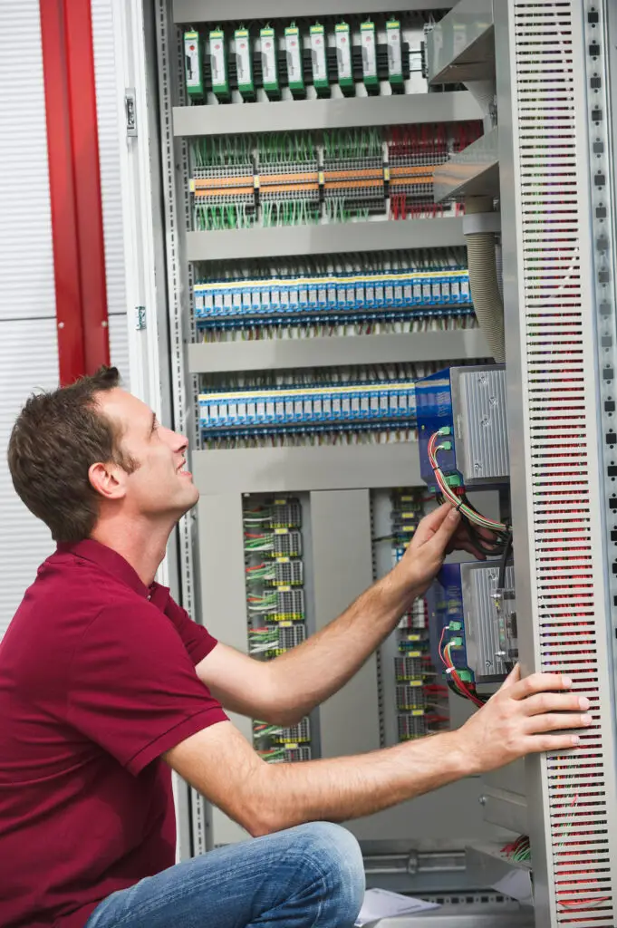 instalacje elektryczne i teletechniczne IT Control sp. z o.o. – rozdzielnica i okablowanie w budynku komercyjnym